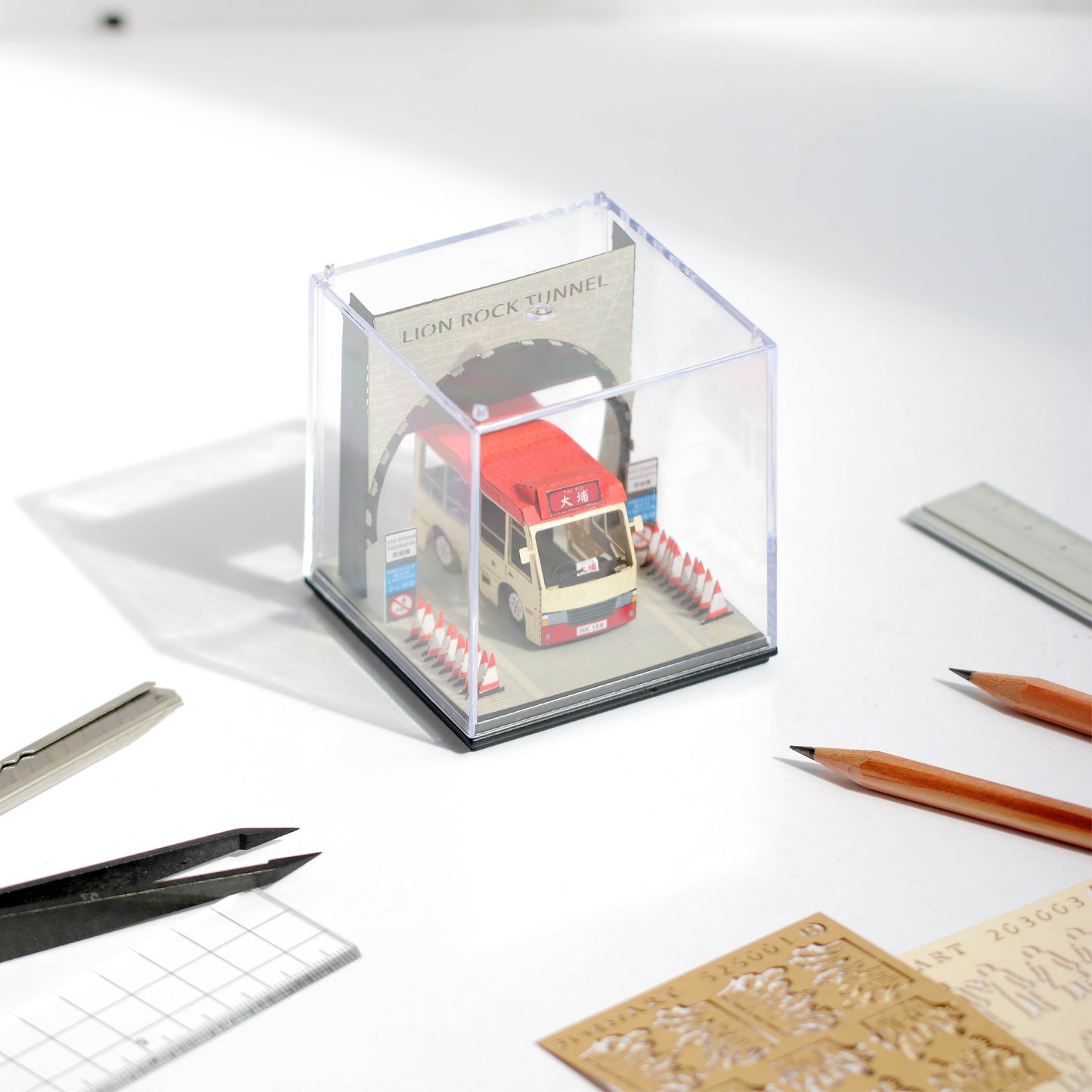 Red Minibus - FingerART Paper Miniature Model (HK-589)
