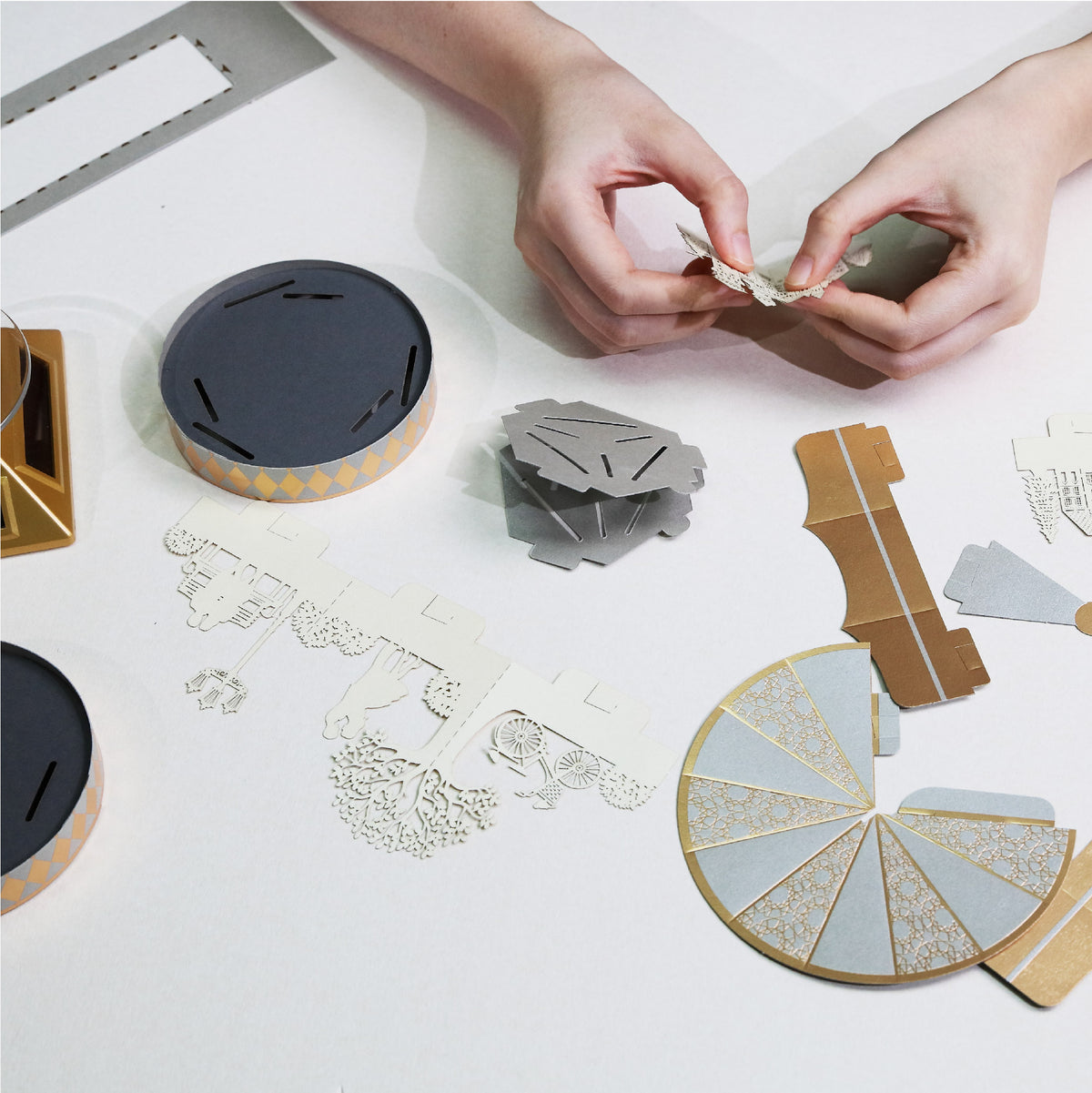FingerART Endless-Go-Round  - Solar Rotating Paper Art Model
